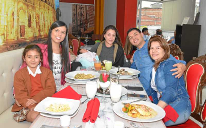 Lorenza Marín Guillén, Jimena Echeverri Cardona, Emma Guillén, Ana Lucía Alzate Guillén y John Alexánder Alzate Cardona.