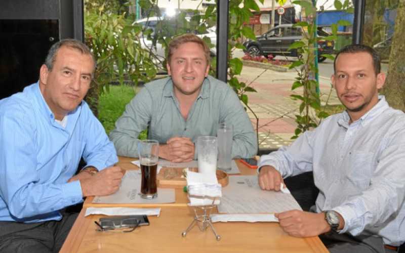 José Nevio Gálvez, gerente de relaciones institucionales Andino Mabe; Gabriel Gómez, gerente metalmecánica de exportaciones Proc