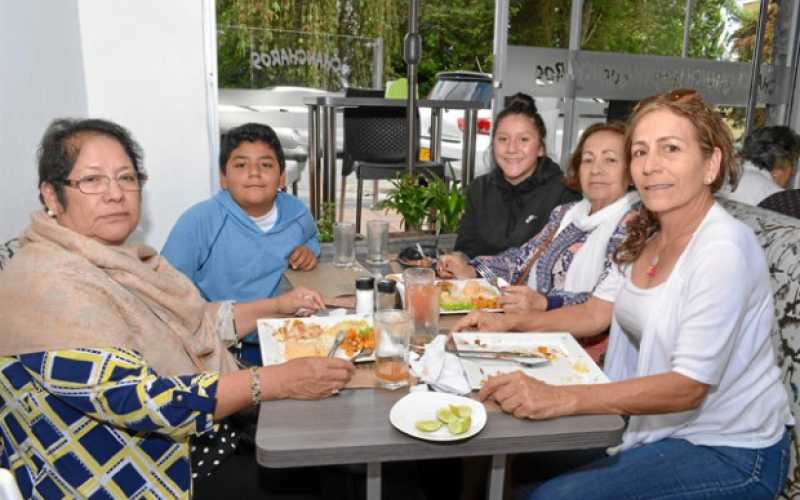 Margarita Camarillo, Tomás Ríos Aristizábal, Fabiana Piedrahíta, Laura de Piedrahíta y Beatriz Elena Piedrahíta.