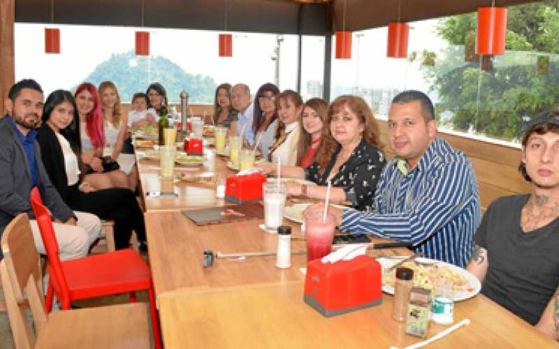 La homenajeada aparece en compañía de su familia.