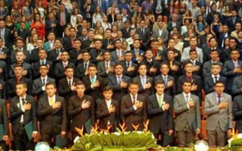 Durante la ceremonia aparecen algunos de los jóvenes de la octagésima promoción de Bachilleres del Colegio Mayor de Nuestra Seño