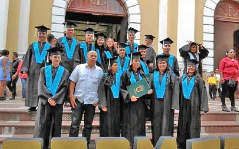 Algunos de los bachilleres de la promoción 50 de la Institución Educativa Supía, que graduó su primera promoción, de 11 estudian