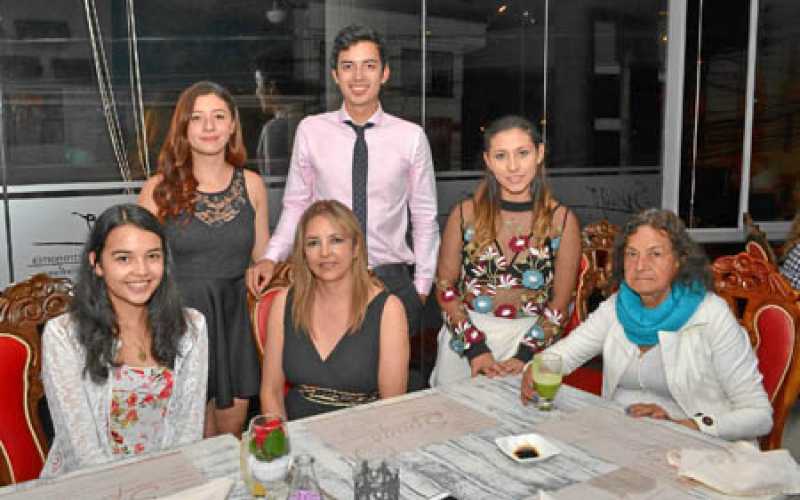 Natalia Espinosa Ruiz, Aicardo Barco Fajardo, Paola Espinosa Ruiz, Jéssica Barco Fajardo, Blanca Ruby Fajardo López y María Iren