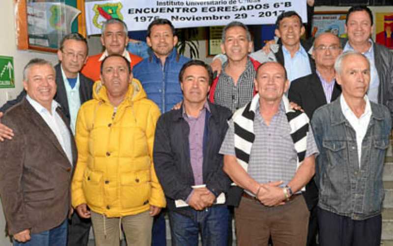 Los exalumnos donaron al colegio, como muestra de gratitud, una placa con los nombre de la promoción de 1976. aparecen: Jorge He