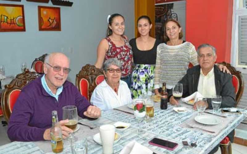 Lina Villegas Franco, Natalia Villegas Franco, Adela María Franco Jaramillo, Gale Gibson, Eloína Chica de Gibson y Gustavo Ville