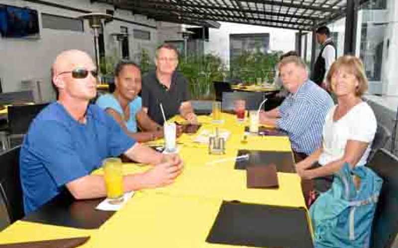 Brandon Rhodes, Nallyre Mima, Kevin Rhodes, Jeff Rhodes y Jane Rhodes.