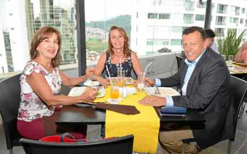 Matilde Ospina, María Cecilia Flórez y Carlos Hugo Gómez.