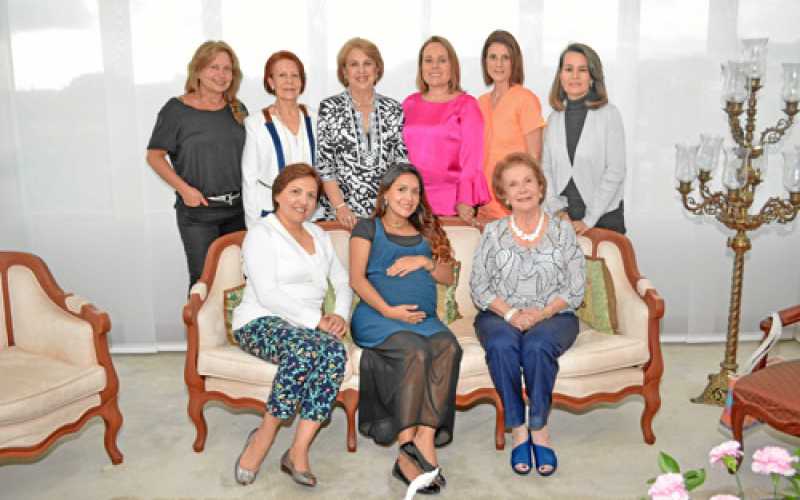 Olga Ochoa de Molina, Carolina Molina de Mejía y Beatriz Mejía de Mejía. Patricia Mejía de Garrido, Amparo Zuluaga de Hoyos, Gla