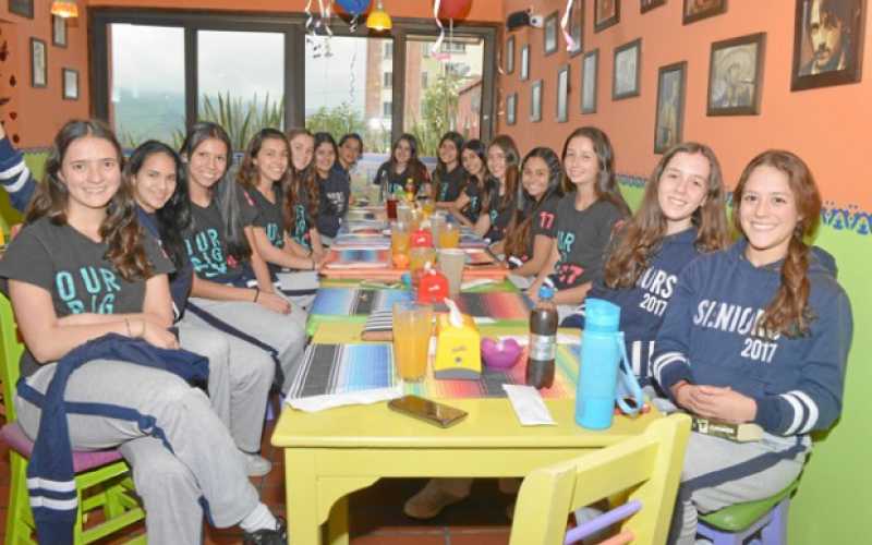 Foto | José Fernando Tangarife | LA PATRIA Asistentes a la despedida del colegio.