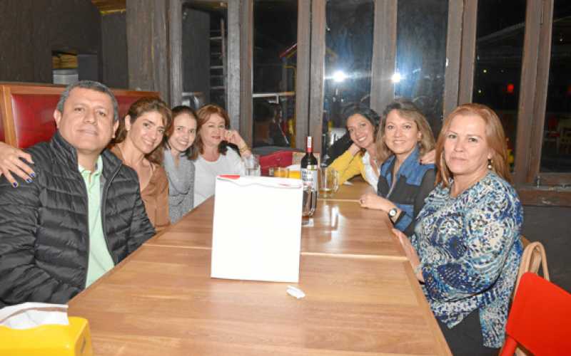 Rubén Franco, Amparo Serna, Gloria Gómez, Marleny López, Vicky Betancur, Juliana Orejuela y Diana Ríos.