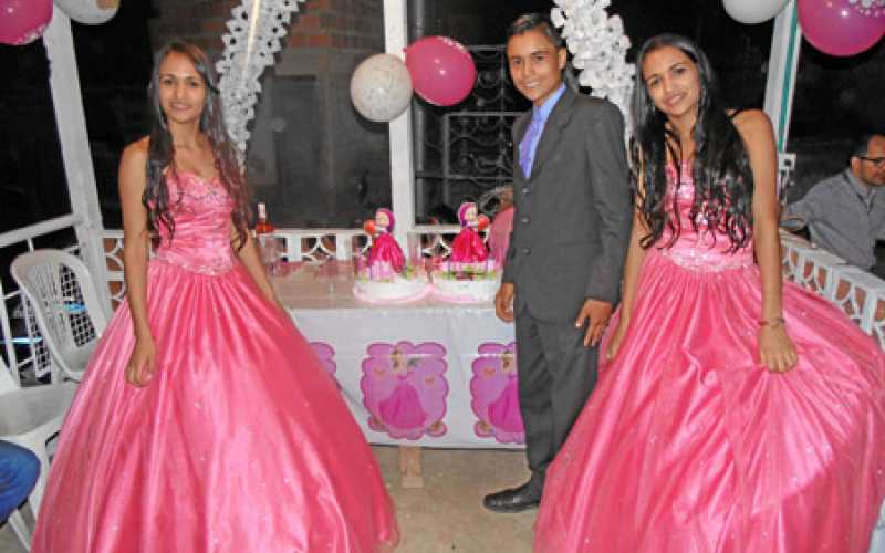 Karen Daniela, Daniel Felipe y Danna Melisa Vélez Rúa durante la recepción que se ofreció en las caballerizas de Juan Bernardo B