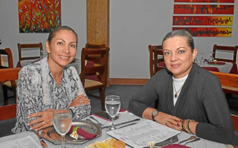 María Zulay Hernández y María Cristina Meza se reunieron en un almuerzo de trabajo en el Club Manizales.