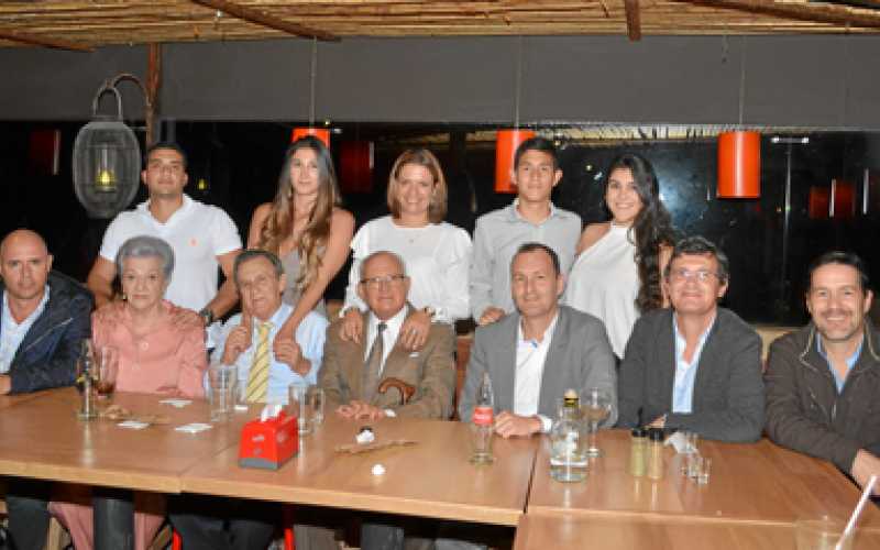 Juan Pablo Jiménez, Bertha Gutiérrez, Roberto Serna, Bonel Gómez, Rodrigo Serna, Édgar Serna y Henry Serna. De pie: Juan Martín 