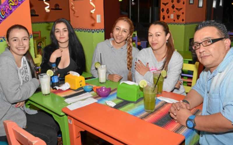 Sofía Villada Hernández, María Fernanda Villada Arboleda, Valentina Arboleda, Ángela María Hernández y Germán Villada.