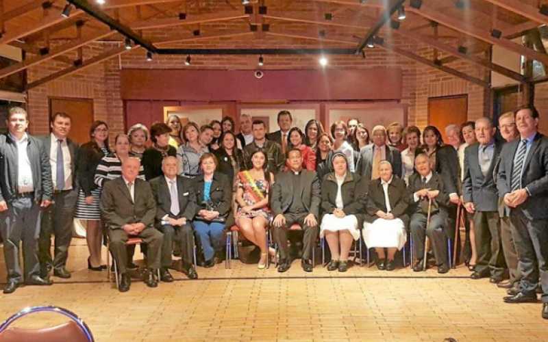 Entre los asistentes aparecen: Ramón Eduardo González, sor Cecilia Aristizábal, sor María Edilma González, coronel retirado Wils