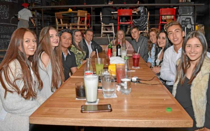 Juan José Plazas Malfatti aparece en compañía de su familia durante la celebración de su grado.