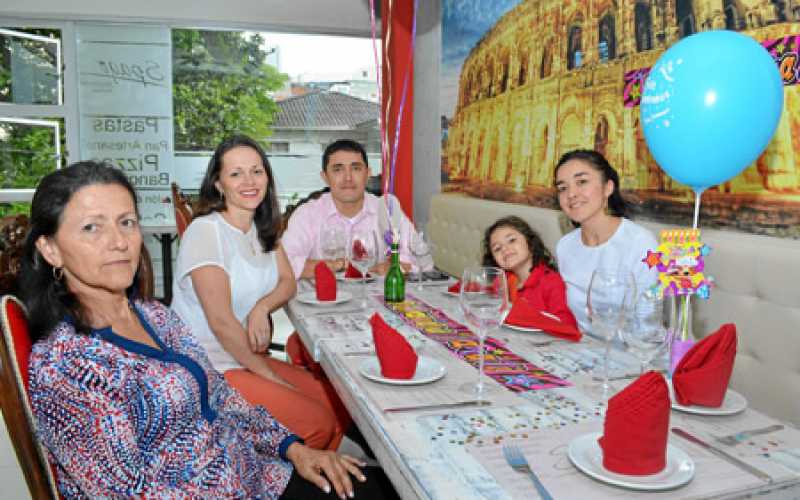 Libia García, Stella Mejía, Claudio Renato Largo, Luciana Largo y Viviana Largo.