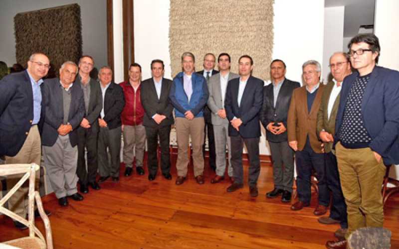 Juan Eduardo Zuluaga, Darío Gómez, José Alfredo Restrepo, Óscar Villegas, Mauricio Trujillo, Carlos Quijano, Kevin Whitaker, emb