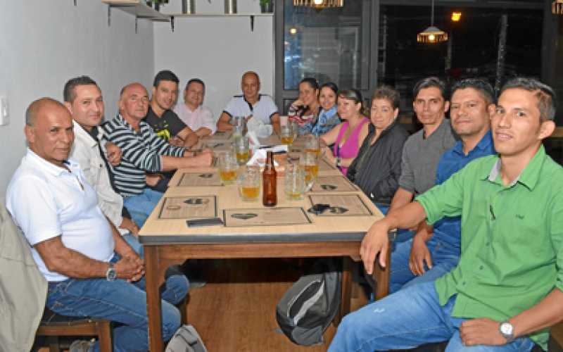 Asistentes a la comida en homenaje a José Hilsias Galvis.