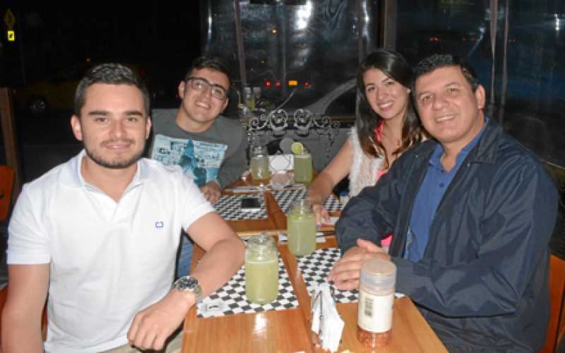 Julián Villegas, Alejandro Cabra, Manuela Cabra y Jorge Hernán Cabra.