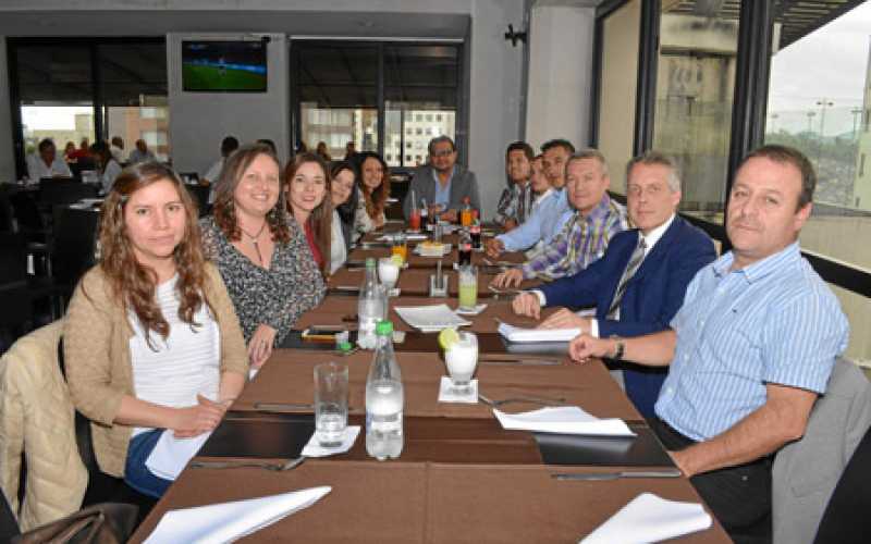 El homenajeado aparece en compañía de sus compañeros de trabajo.