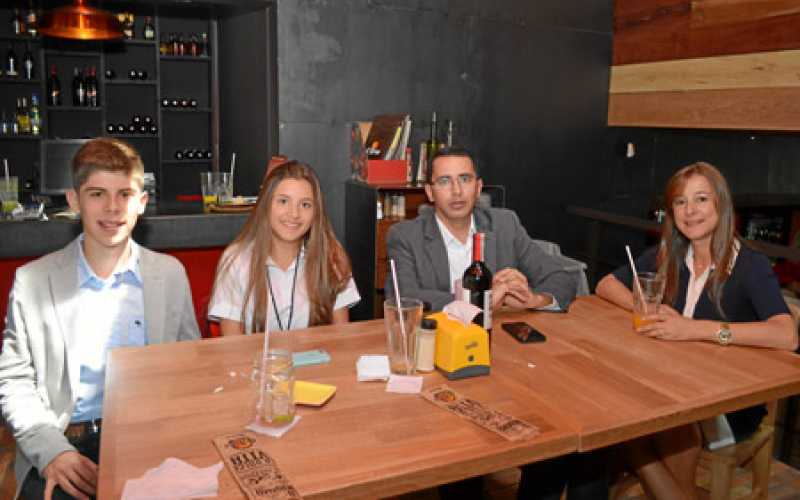 Foto | José Fernando Tangarife | LA PATRIA Jerónimo Contreras, Valeria Leyton, Julián Leyton y Érika Franco.