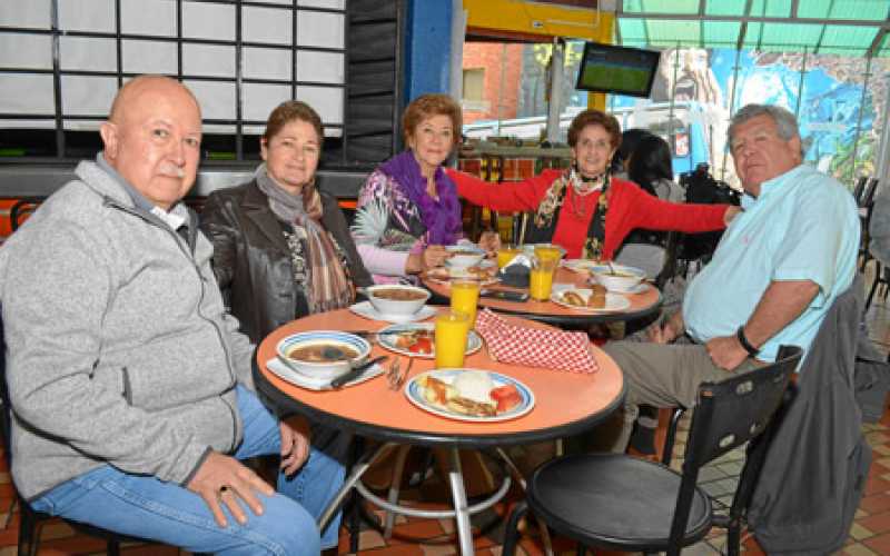 Carlos Ramírez, Norma Duque de Ramírez, Diana Duque de Ocampo, Luz Escobar de Betancourt y José María Hoyos.
