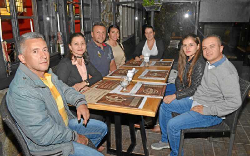 Álvaro Ledesma, Dora Lilia Bermúdez, Héctor Bermúdez, Angy Vargas, Mónica Ledesma, Jennifer Ledesma y Alejandro Acevedo.
