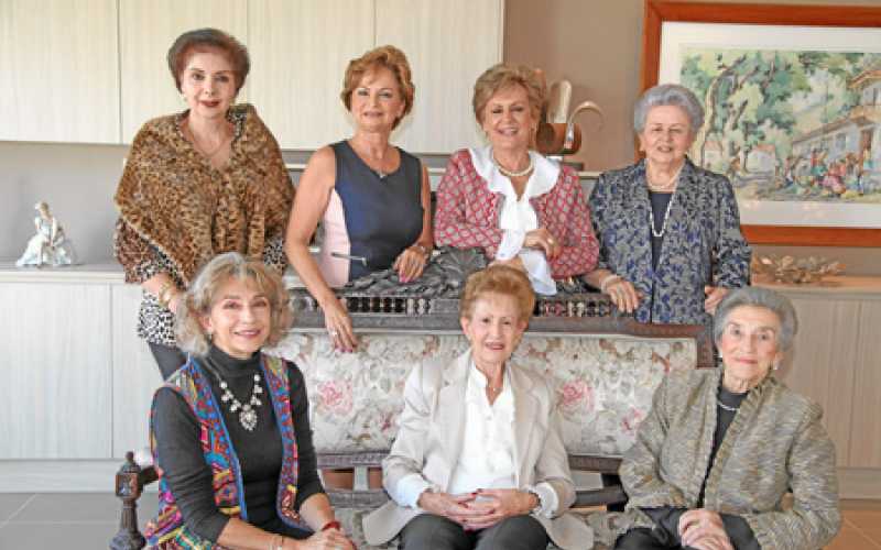 María Eugenia Giraldo Giraldo, Sonia Ochoa de Arias y Libia Giraldo de Giraldo. De pie: María Eugenia Uribe de Avendaño, Ángela 