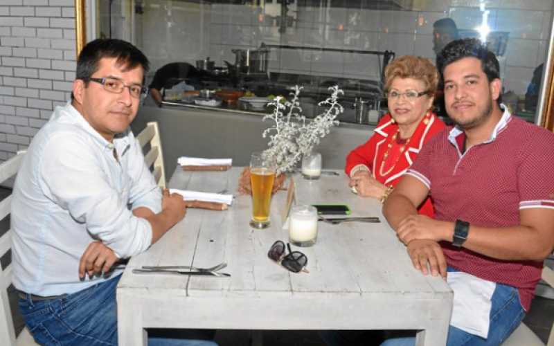 John Jairo Martínez, Celia Puerta de Martínez y Cristian Rivera Martínez.