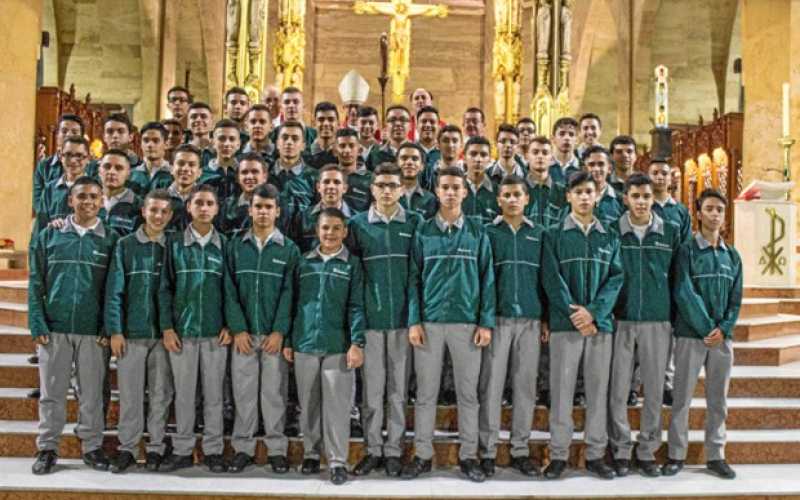 Foto | Cortesía | LA PATRIA Los jóvenes aparecen en compañía de monseñor Gonzalo Restrepo Restrepo, arzobispo de Manizales, y de
