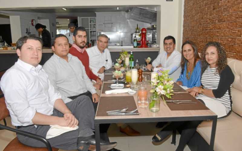 Irving Torres, Eduardo Malagón, Ángel Vilchis, Rodolfo Muller y Jonhatan Rico, visitantes de Mabe México; María Consuelo Pinedo 