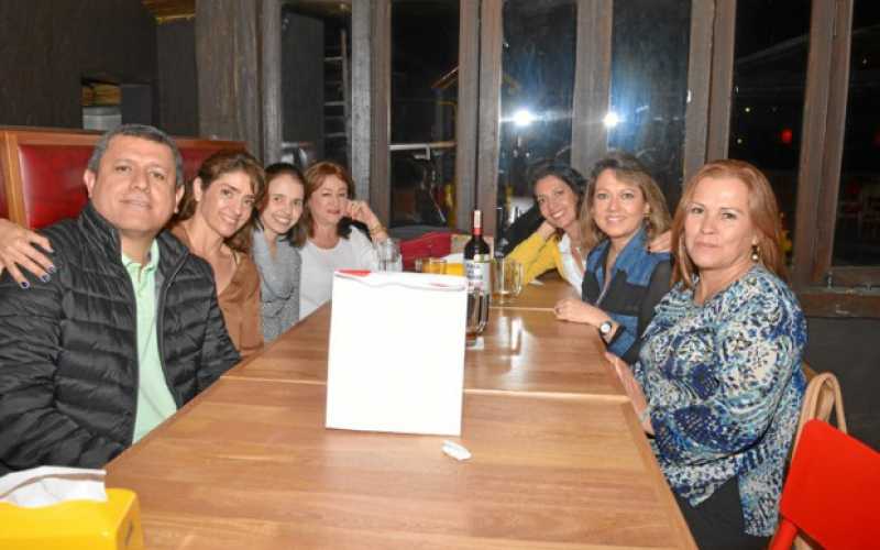 Rubén Franco, Amparo Serna, Gloria Gómez, Marleny López, Vicky Betancur, Juliana Orejuela y Diana Ríos.