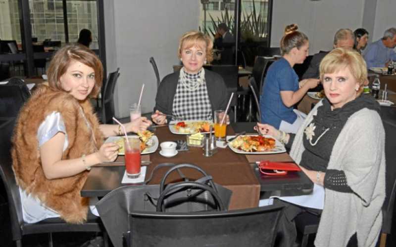 Ángela María Ramírez Estrada, María del Pilar Estrada e Inés Cecilia Estrada.