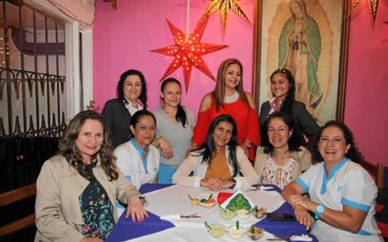 Libia Gutiérrez, Sandra Gómez, Ángela Ortiz, Ana Delia Castrillón y María Teresa Mejía. Atrás: Trinidad Buitrago, Diana Carolina