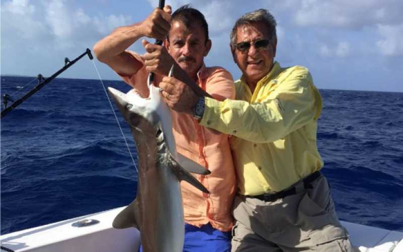 Dario Salazar Velez, pescando en Bimini, Bahamas con Rafael Reyes, Vicepresidente de la Shaw-Ross International Importers, LLC.