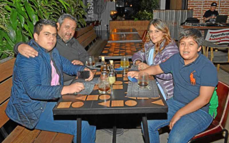 Paulo Gómez, Javier Gómez, Diana Posada y Santiago Gómez.