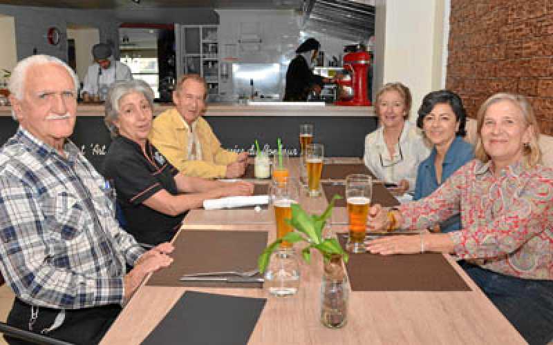 Vicente Arango, Patricia Montes, Rubén Serna, Luz Marina Barreneche, Alba María Valencia y Clara Inés Londoño.