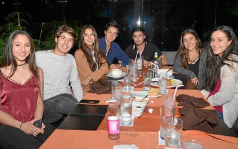 Mariana Salazar, Matías Vélez, Mariana Aristizábal, Tomás Molina, Esteban Grisales, Isabela Serna y Sara Ramírez.