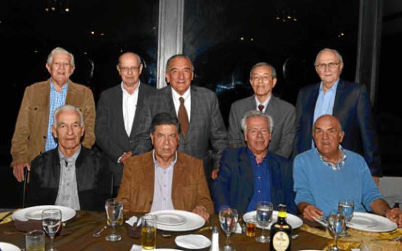 Jesús Alzate Ospina, Gustavo Rivillas Osorio, César Toro y José Fernando Salazar Echeverri. De pie: Arturo Giraldo Jaramillo, Ge