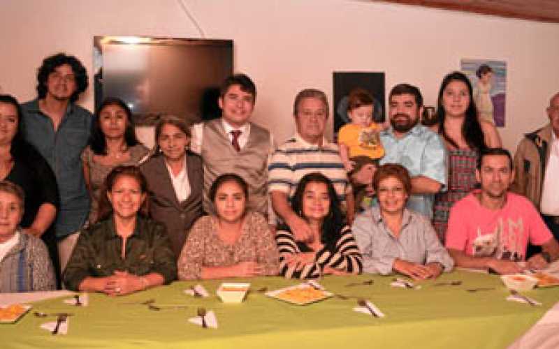 Carmen Bedoya, Isiela Botero, Daniela Rincón, María Ofelia Ríos, Germania Botero y Johanes Ortega. De pie: Catalina Gómez, Sebas