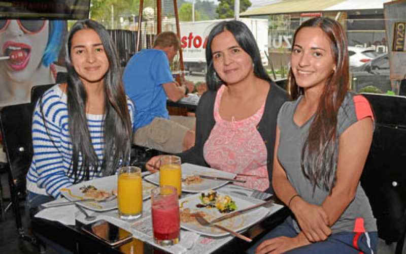 Geraldine Torres, Esperanza Sepúlveda y Sofía Torres.