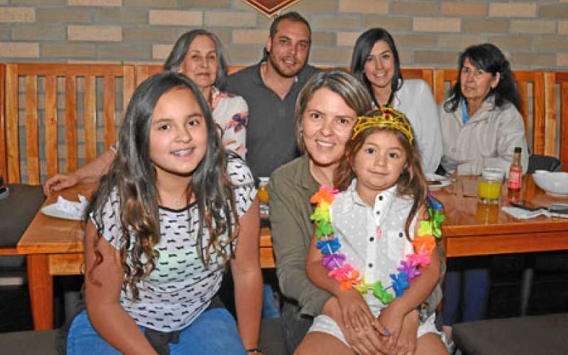 Isabel Cristina Muñoz, David Jiménez Muñoz, Paula Andrea Loaiza Torres, Fabiola Torres. Adelante: María Paz Cristancho Jiménez, 