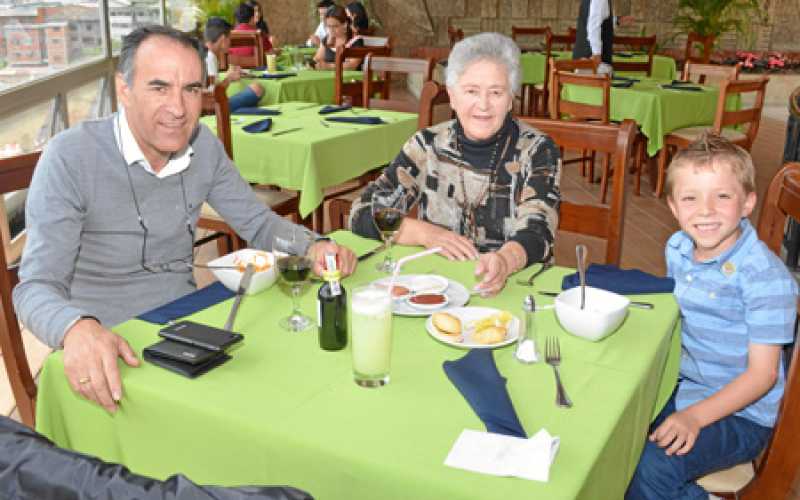 Padre Cándido Magalhães, María Teresa Robledo y Juan Diego González.