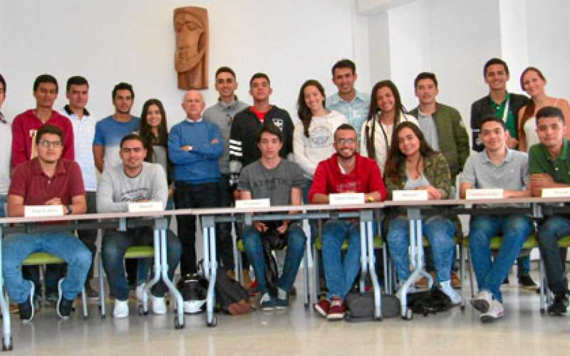 El profesor Carlos Enrique Ruiz, director de la Cátedra Aleph, acompaña a los alumnos participantes: Andrés Felipe Acevedo, Marí