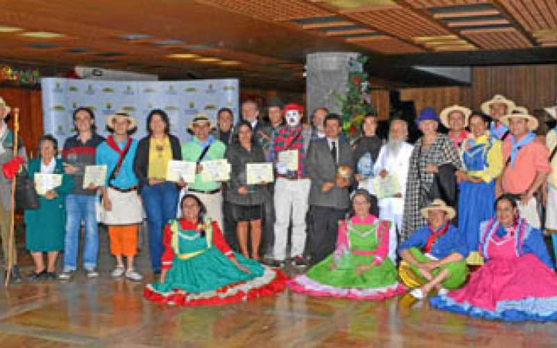 El secretario de Cultura de Caldas, Lindon Alberto Chavarriaga, acompaña a los ganadores: Martha Cecilia Restrepo, Wadys Echever