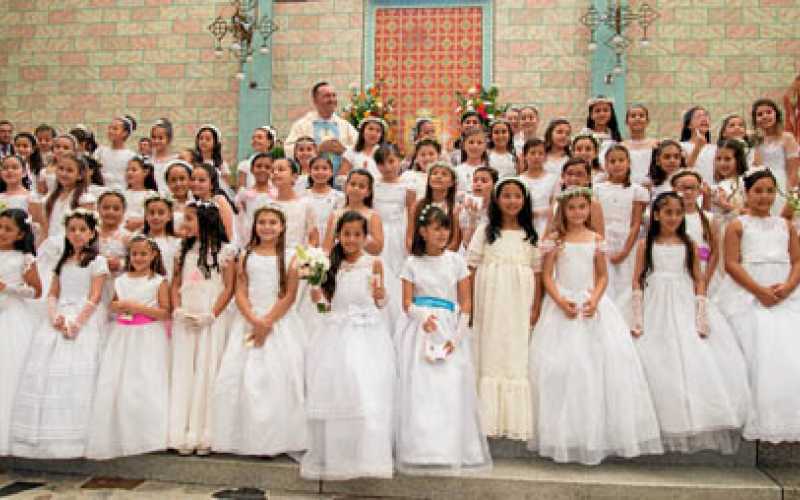 Las niñas que recibieron su primera comunión aparecen en compañía del presbítero Hugo Alberto Henao, capellán del Colegio, y sor