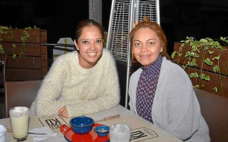 En el restaurante Rústiko se reunieron en una comida las mexicanas Alejandra Briones y Lili Salazar.