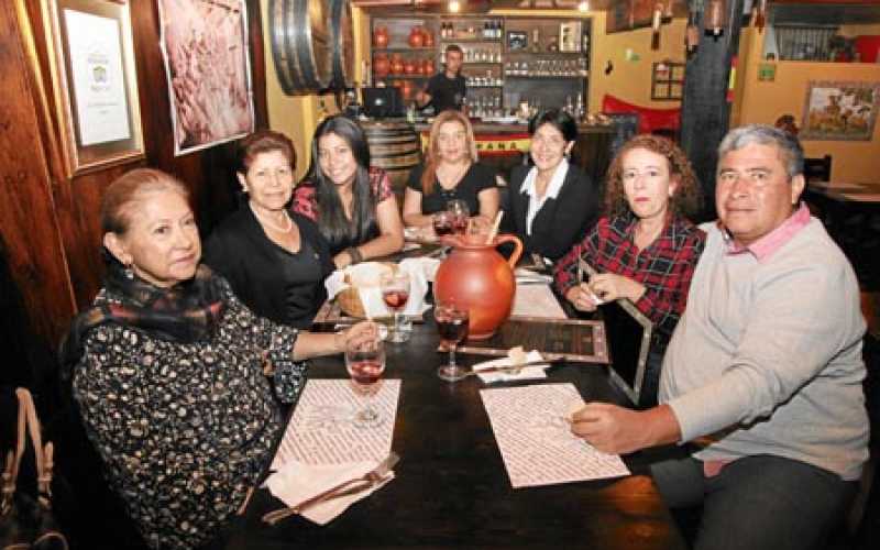 Jenny Castaño, María Susana Castaño, Daniela Ordóñez Ivonne Rivera, Elizabeth Castaño, Doris Jaramillo y Humberto Castaño. 