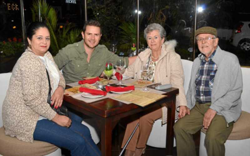 Zulma Beatriz Parra, Juan David Quintero, Mariela Parra y Ernesto Quintero.